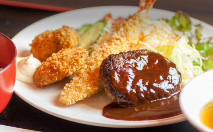 写真：和洋食バイキング一例（ハンバーグ・エビフライ等）